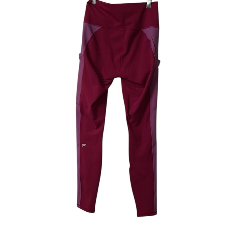 Nwot Stylish active and performance wear. small side pockets.